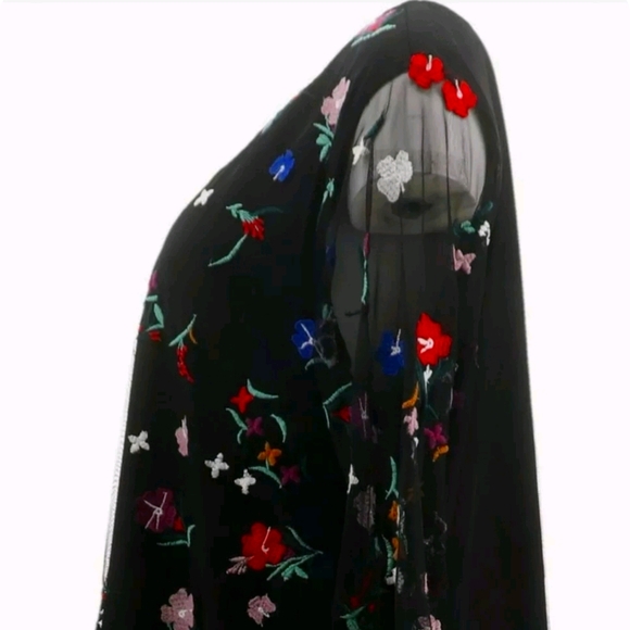 NwT DuJour Embroudered Ruffle Hem Blouse - Picture 3 of 5